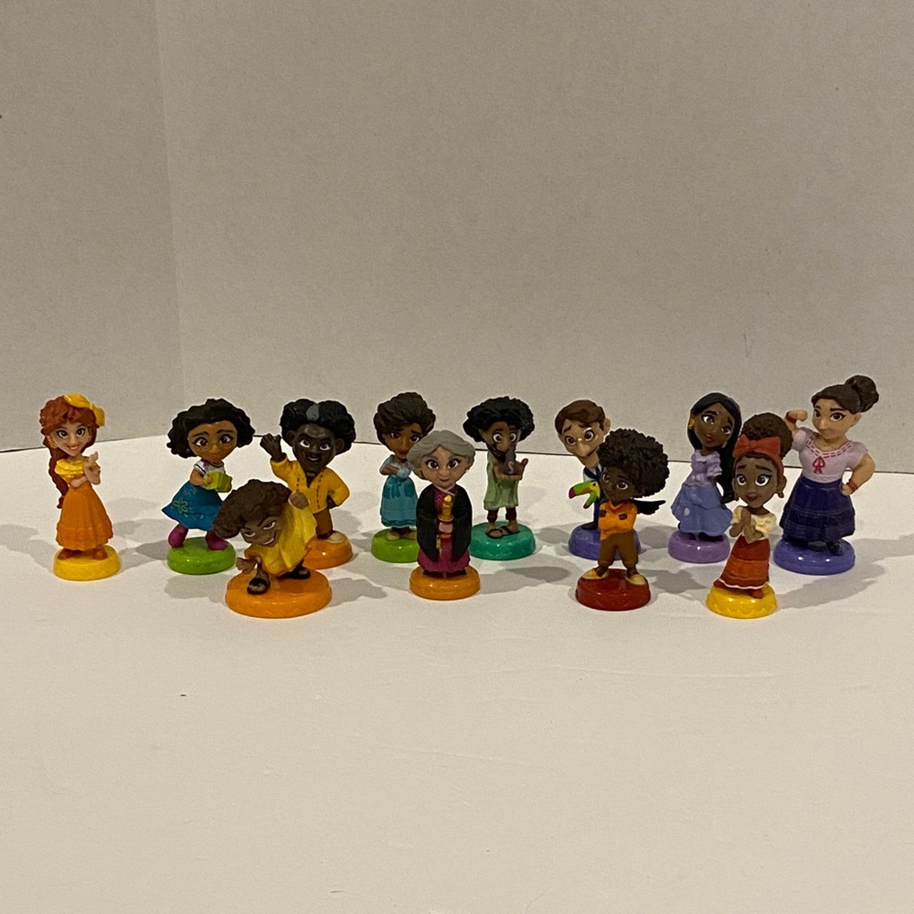 Disney Encanto Mi Familia 12 Piece Mini Figurines Set